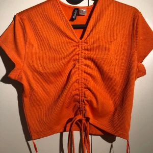 Magtröja  - Denna långa band är för de ska snurras runt magen och sen knutas