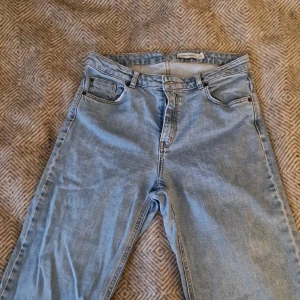 Carin Wester ljusblå jeans - Jeans från Carin Wester, strl 42. Jätte skönt material! Stretchiga. Raka men liiite utsvänga nedtill. Kortare modell, går till anklarna på mig som är 164cm. 