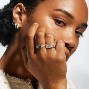 Ring - Silver ring i äkta 925 sterling silver med en grön cubic zirconia sten. Säljer då min kille köpte en storlek förstor och hann ej lämna tillbaka den i tid då vi behövde beställa en ny till mig. Nypris 499kr. 