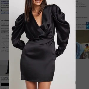 Svart klänning  - Har två av dessa klänningar då det blev för sent att skicka tillbaka, båda är oanvända! Finns i storlek 36 & 38, nypris 599