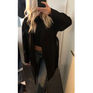 Kappa - Svart kappa från Vero Moda *inte nopprig*. Funkar höst vinter & vår BANDET SAKNAS