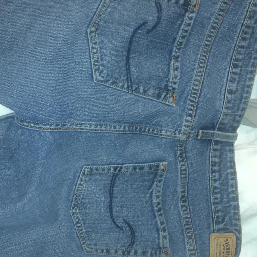 Köpte dessa på beyond retro för ca 700kr för inte så länge sen och dem har blivit använda ca 5 gånger? Det står ingen strl men dem sitter lite stort på mig och ja har typ 28/32 ❤️. Jeans & Byxor.