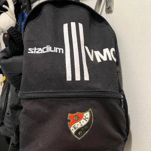 Väska  - En fotbolls väska kan också Fungera som en vanlig. Inga defekter förutom klubb märket då.