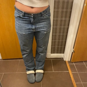 Unika jeans med fickor - Sjukt snygga och trendiga jeans med fickor o lite carpenter-vibe. Köpta secondhand på humana o endast använda få gånger, så bra skick!! Lite större i storleken så de sitter low waist o baggy, snyggt till en fin blus eller topp! Kontakta för mer info💞