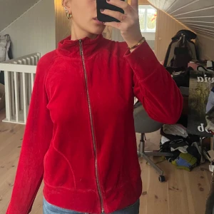 Röd sammetströja - Snygg röd sammetströja! Passar som en s/m!