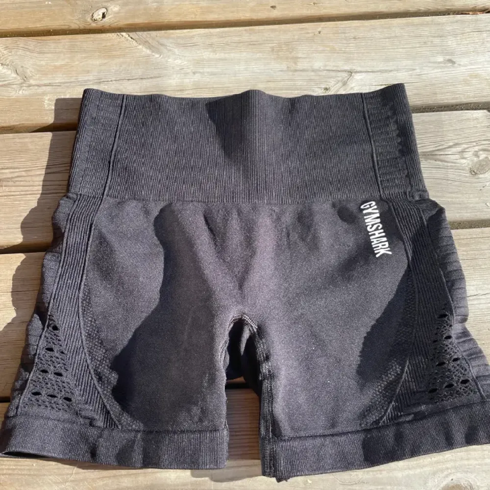 Snygga gymshark shorts som inte används, nästan i nyskick 🤩 passar mellan xs-s då dom är väldigt stretchiga! tryck på köp nu!💕. Shorts.