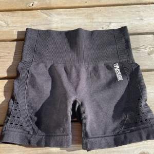 Snygga gymshark shorts som inte används, nästan i nyskick 🤩 passar mellan xs-s då dom är väldigt stretchiga! tryck på köp nu!💕