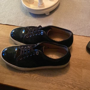 Lanvin UK 7 svart - Tjena, tänkte sälja mina lanvins i Uk 7 då de inte kommer till användning. De är i bra skick. Den vänstra har dock en liten repa på captoen. Utöver de så är skick 8/10. Kan mötas upp och fraktas. Släng iväg ett medelande ifall du har någon fråga!