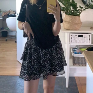 Chelsea Kjol - Superfin kjol från chelsea som inte kommer till användning längre 🙌🏼💓Nypris är 450kr men säljer för 200kr 💗