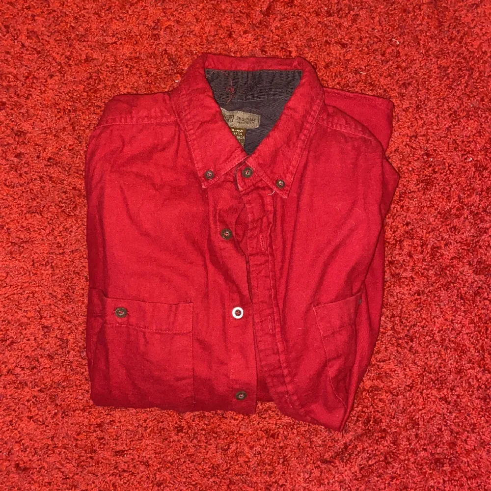 Röd vintage skjorta, i storlek s/m Möts helst upp!. Skjortor.