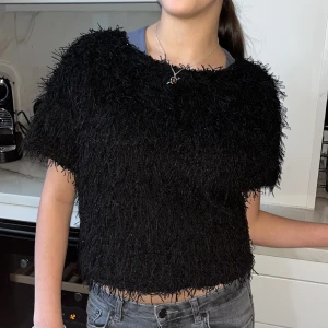 Fest topp - Jättecool topp som är perfekt till lite finare tillfällen, jättefint skick. Storlek xs🖤🖤 