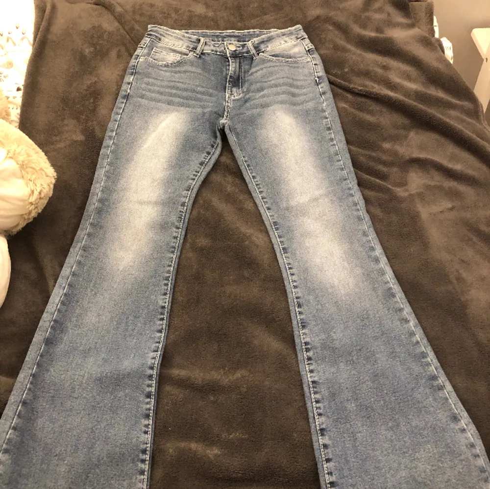 Midwaist jeans, använt 3 gånger så är i  bra skick. Stretchiga så man får bra ass lol.  Säljer för de för korta (är 176) Köpte för 500. Jeans & Byxor.