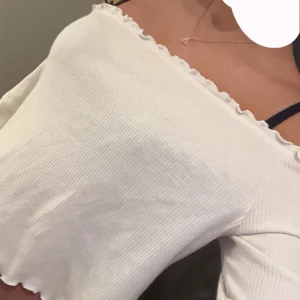 Tröja - Säljer den här jätte snygga tröjan d står svart på priset men den är beige vit typ kommer it till användning å är lite för stor men hoppas ngn vill köpa💕