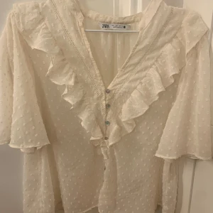 Jättefin blus som inte kommer till användning  - Supersnygg och passar till vad som!! Storlek L men man kan ha den från XS/S också beroende på hur man vill att den ska sitta❤️‍🔥 har en liten foundation fläck men den märks inte!