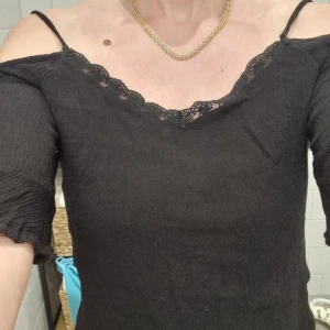 Svart top - Sparsamt använd. Går att reglera banden