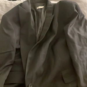 Kavaj  - Kavaj från Cubus. Strl 56. Köpt för att vara rejält oversize till enbart ett tillfälle och med det sagt så är den endast använd en gång.