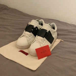VALENTINO open - ❗️❗️Ett par riktigt snygga ❗️❗️valentino open sneakers i strlk 43. Nästan ny skick skulle säga 8,5/10 ungefär ny pris ca 7000❗️❗️