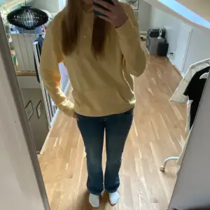 Jättesnygg ljusgul hoodie, knappt använd och köpt på primark i London💓 storlek M men sitter mer som en S, inga fläckar eller defekter! Hör av er vid frågor och använd gärna ”köp nu” 🥰🥰🥰