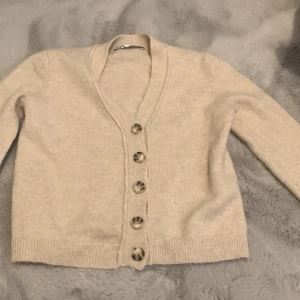 Zara stickad tröja - Hej, säljer min super snygga zara kofta. Nypris 430kr. Knappt använd. Priset kan diskuteras❤️
