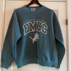 Snygg grön ”college” crewneck från Urban outfitters. Oversized/relaxed passform. Bra skick utan defekter. 