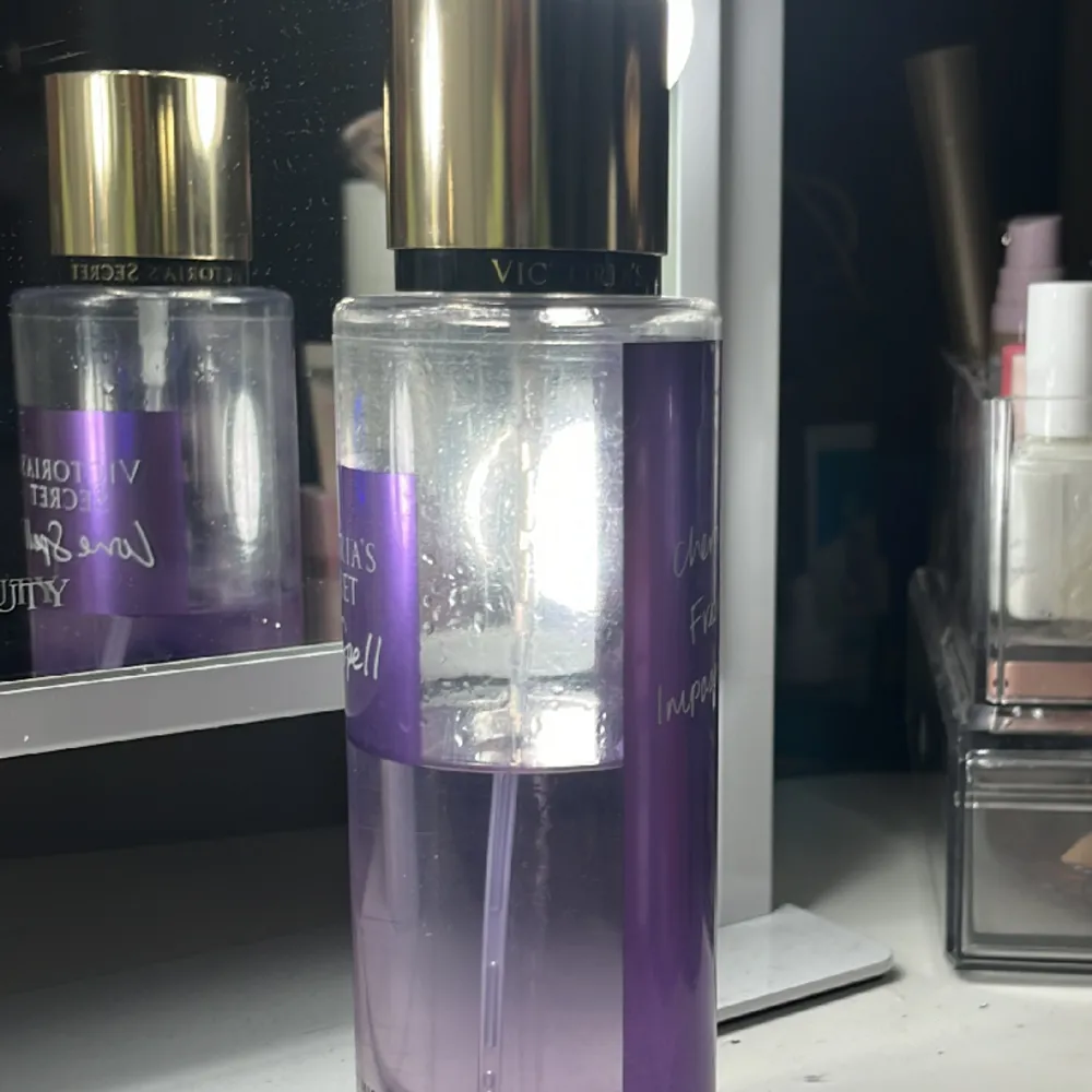 💕Jag har en body mist från Victoria secret som är lite mer en halv fylld. Den heter love spell💜 eftersom att det bara är typ halva kvar så säljer jag för 125kr istället för 275kr pris kan diskuteras💕. Accessoarer.