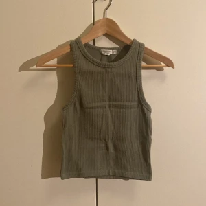 Grönt linne - Grönt ribbat linne/crop top som är perfekt på sommaren och våren