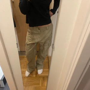 Dickies byxor  -  Byxor som säljs för att dom knappt använts och legat i garderoben i typ 3 år nu och tagit onödig plats.