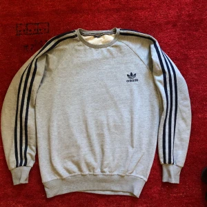Retro adidas sweatshirt - Favorit som varit med längee, passar till allt och ett måste ha egentligen