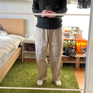 Acne Byxor - Ett par HELT nya cargobyxor från Acne Studios. Köpta på rea för 2700, ångrade mig men var inte öppet köp. Dom är riktigt feta och kommer vara perfekt till våren. Det finns kvitto. Om du undrar något mer är det bara att fråga på. Pris kan diskuteras:)