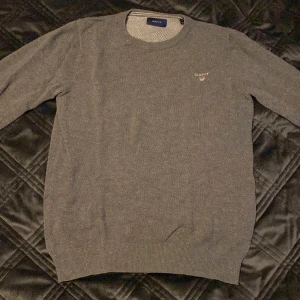 Stickad tröja från Gant - En grå stickad tröja från Gant i storlek small