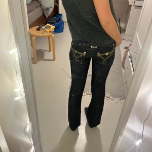 Lågmidjade bootcut jeans  - Lågmidjade bootcut jeans. Midjemått 36cm, innerbenslängd 69 cm. Tryck på köp nu för att köpa❤️‍🔥