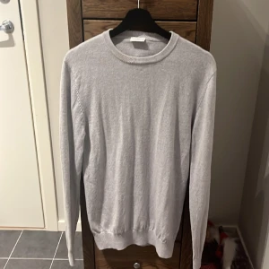 John Henric - Säljer min John Henric 100% kashmir tröja storlek S. Använd 1 gång inga alls fel på tröjan, kommer bara inte till användning. Nypris 2000