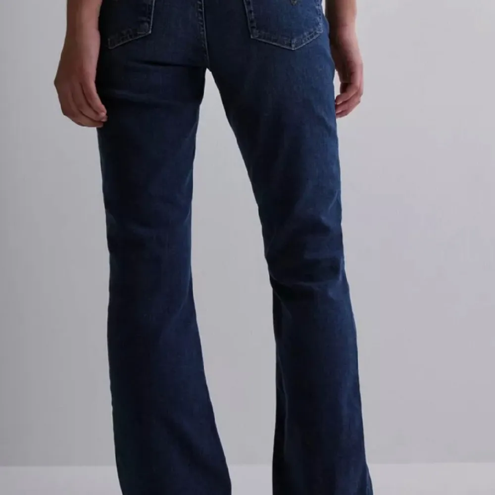 Levis 725 mid/low waist dark blue bootcut jeans. Köpt för 1200 men säljer för 400. Jättefina detaljer på fickorna. Nyskick . Jeans & Byxor.