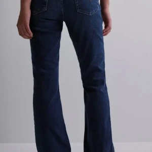 Bootcut jeans  - Levis 725 mid/low waist dark blue bootcut jeans. Köpt för 1200 men säljer för 400. Jättefina detaljer på fickorna. Nyskick 
