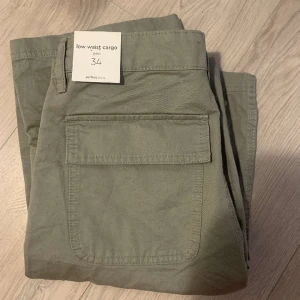 Cargo jeans - Helt nya lågmidjade cargo pants. Köparen står för frakt. Pris kan diskuteras!
