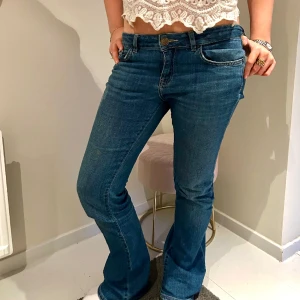 Lågmidjade jeans  - Säljer dessa sjukt snygga lågmidjade bootcut jeans!🦋 Jeansen är i mycket bra skick med ett designad hål på bakfickan och en liten reva på framsidan. Priset börjar vid 449 men det blir budgivning vid många intresserade!🧞‍♂️Modell: 165 cm. Frakt: 58kr❗️❗️