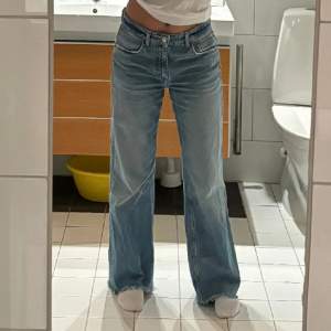 Vida midrise jeans från Zara, helt slutsålda på hemsidan. Klippt benen efter min längd som är 163cm, annars i nyskick! 💓