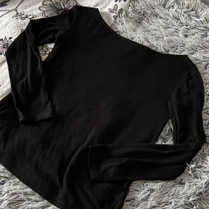 Basic långärmad - En svart helt basic långärmad från hm. Liknar den kända intimissimi tröjan men denna är inte genomskinlig. Använd kanske tre gånger så i fint skick.🖤