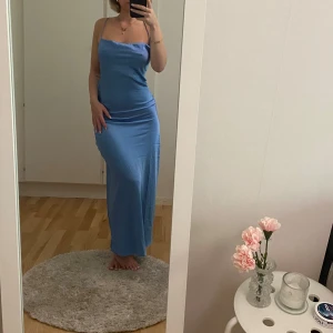 Satinklänning  - Klänning i satin med knytning i ryggen. Storlek xs.