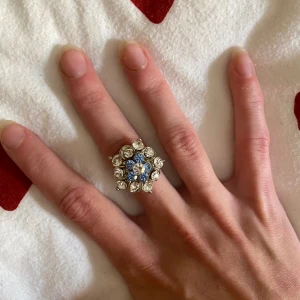 Vintage ring med blå stenar - En superfin ring med blåa stenar, vintage. Säljer då jag ej fått användning för den. 