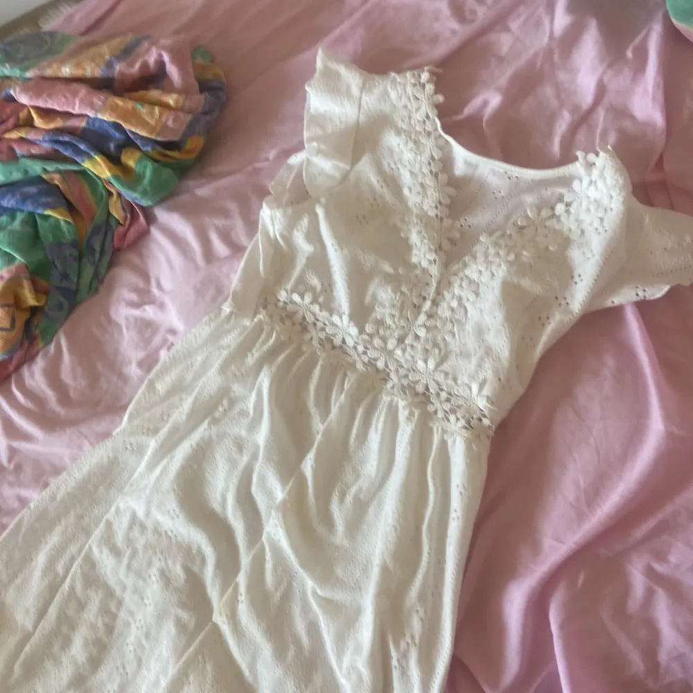 En väldigt fin vit klänning, den är använd bara en gång. Finns inga tillfällen jag kan ha på mig den, därför väljer jag att sälja den!💖. Klänningar.
