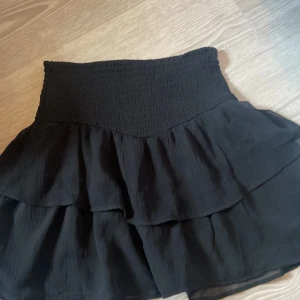 Volangkjol  - Säljer denna kjol från Gina Young. Den är för liten för mig. Aldrig andvänd. Ny skick.kostar ca 200 kr ny.