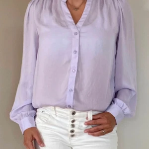 Blus lila Stl S - Aldrig använd, prislapp kvar. Söt lila blus med lila knappar, stl S. Kika gärna på mina övriga annonser.  Djur- och rökfritt hem.