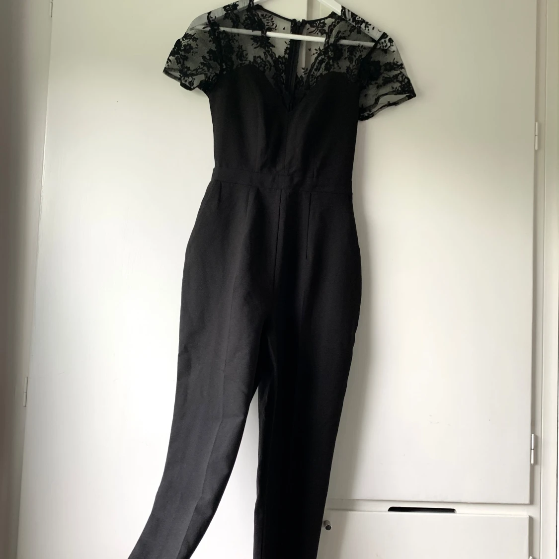 Svart byxdress med spets upptill - 2