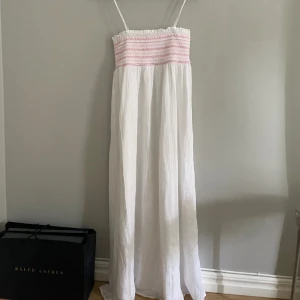 Långklänning  - Superfin långklänning med rosa detaljer, ifrån Gina tricot. Axelbanden går att justera, samt tas bort om man vill. Säljs för att den inte kommer till andvänding. Klänningen är i nyskick och är andvänd 1 gång.🫶🏼🤍