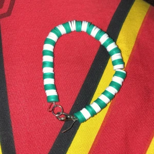 Armband - Ett hemma gjort armband grönt och vitt 