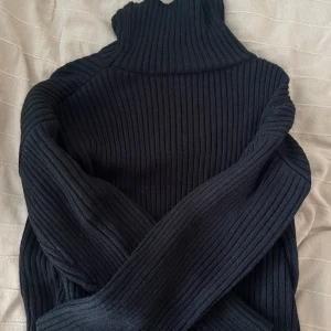 stickad tröja med hög krage - En mysig svart stickad tröja med hög krage från shein.  har använt den några par gånger inte så mycket. Det var inte min stil.  Mysig inför vintern o tjock kvalite  Säljer för: 99 kr  ordinarie pris: 189kr