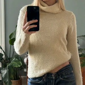 Stickad polotröja  - Beige färgad stickad polotröja. Säljer då jag inte använt så mycket som jag trodde. Köpt secondhand. Hör av vid intresse🤍