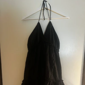 H&M klänning  - Jätte fin och somrig klänning perfekt när de är så fint väder ute använd 2 gånger 