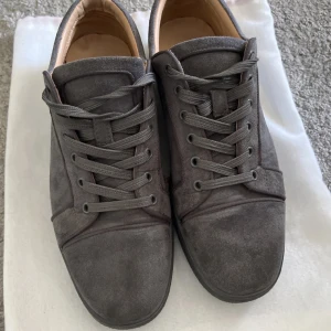 Gråa Loubs  - Säljer nu mina Loubs då jag är sugen på något annat, dem är använda men fortfarande i fint skick. Hör av er vid frågor eller om ni vill ha mer bilder på dem.  Pris kan diskuteras